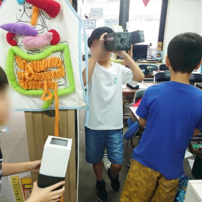 《光と虫めがね》で作った箱カメラ。楽しくてたまらない子どもたちです。