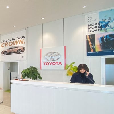 白を基調とした清潔感ある受付スペース