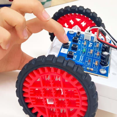 ロボットを使ってプログラミングの基礎を学びます。