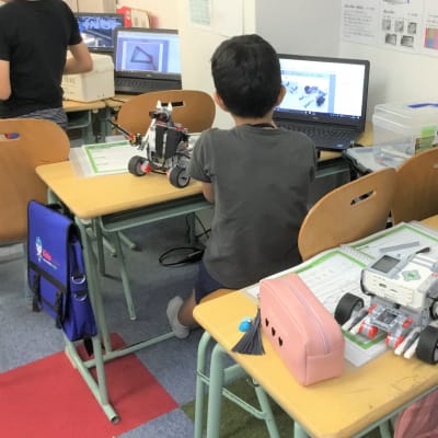 恵比寿校は元気よく和気あいあいとしながらも、お互いのロボットの良いところを取り入れたり切磋琢磨している生徒たちばかりです。