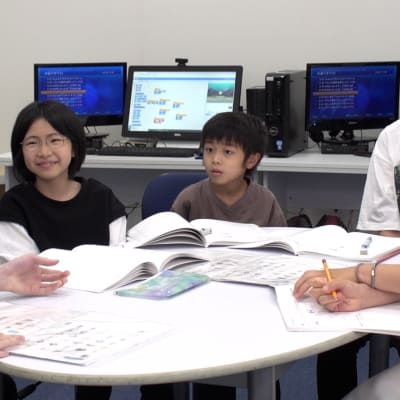 みんなで相談しながら企画書を作っています