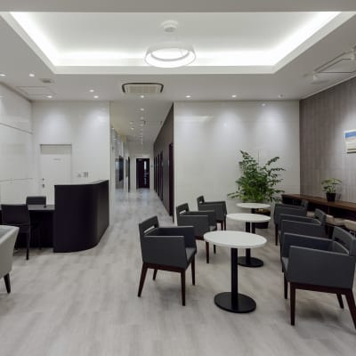 白を基調としたロビーです。レッスン前後のお時間をゆったりと過ごしていただけます。