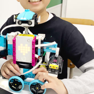 ゴールドコース（小学5年生）の授業の様子。段階的に高度なプログラミングへとつなげていきます。競技を通してセンサーと条件分岐を用いた中級プログラミング、パソコンを使ってのデータプレゼンテーション手法。