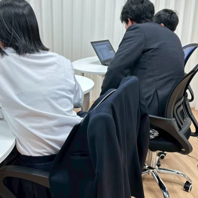 パーテンションと机でガラリと教室風景が変わりました