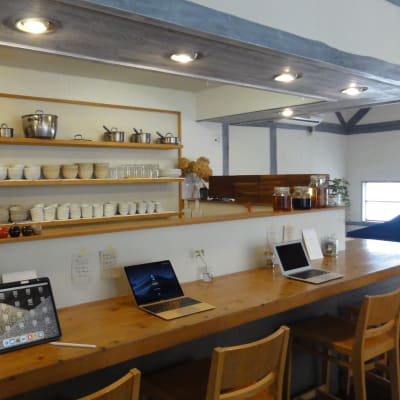 カウンターやテーブルにて講座を行います。