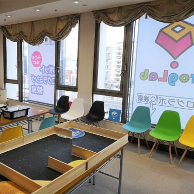 【プログラボ枚方】オーエスドラッグ並びの枚方三和ビルの6Fにあります。