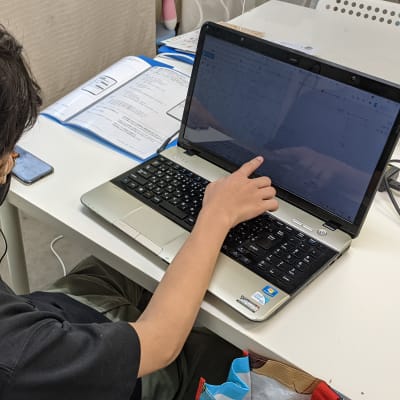 ゲーム＆アプリクリエイトコース：HTML,CSS,JavaScriptを使ったモバイルアプリ開発など、実用的なプログラミングに挑戦します。