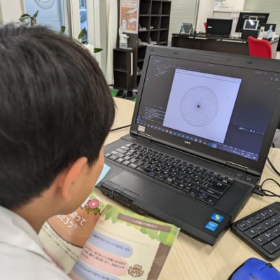 小学6年生以上にもなると、scratchで期待以上のゲームを作り上げることできます。Pythonやｃ＃などの高度なプログラミング言語を学んでいる子も在籍しています。