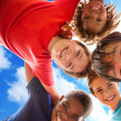 ユニバーサル キッズ キャンプでは、子どもたちに "世界へはばたく翼" を授けるお手伝いをしています。