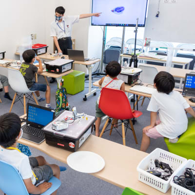 新型コロナウイルス感染症対策として、対面形式によらない机の配置も実施（撮影：2020年8月）