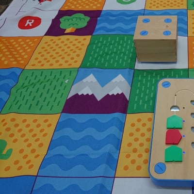 幼児はキュベットを使って木の玩具でプログラミングを学びます