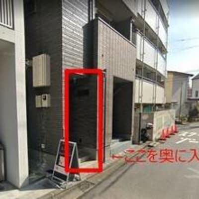 写真のところから奥に入ると、階段がありますので、3階までお越しください。