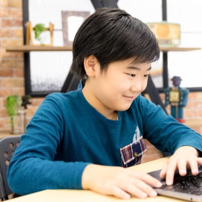 N Code Laboは1対1~3までの少人数制個別指導です。先生が常に横にいますので、分からないことはすぐに解消できます！