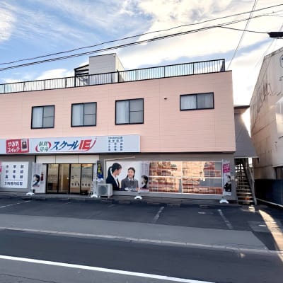 大通り沿いなので夜でも安心。駐車場と駐輪場もあります