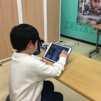 プログラミングはじっくり考えながら取り組んで、自身で答えに辿り着ける様にコーチングして行きます。