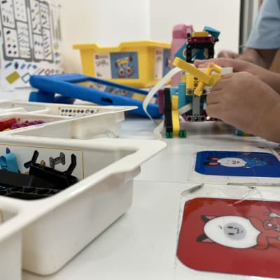 レゴでロボットを組み立てていきます。