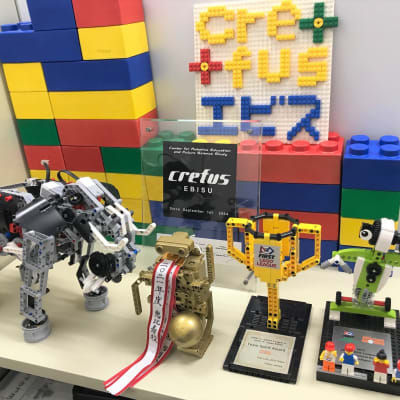 恵比寿校は2004年に開講した、Crefusの中でも歴史のある教室です。恵比寿校には、年長から高校生までの生徒が通い、FLLやFGCといったロボット競技会で世界大会へ出場を果たしたこともあります。