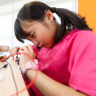 プログラミングとものづくりに真剣な表情で取り組みます