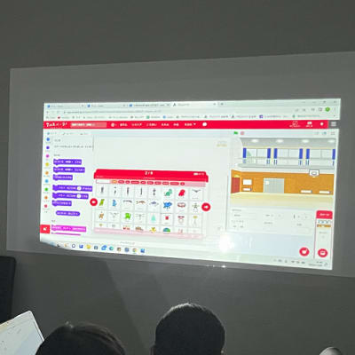 プロジェクターを使って発表の場を設けています（希望者のみ）