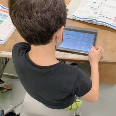 タブレットを使ったプログラミングからスタートするのでスイスイレベルがアップしていくね！