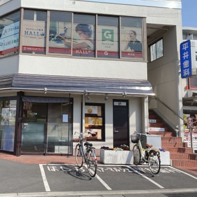 中野島駅から徒歩1分。踏切を渡った目の前、和菓子の「ほし乃」さんの2階がやる気スイッチキッズスクエア中野島校です。