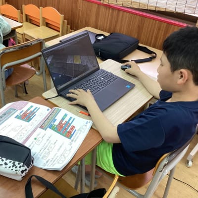 集中してプログラミング中……