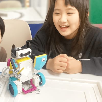 シルバーコース（小学4年生）の授業の様子。パソコンやタブレットを使ってプログラミングを行います。