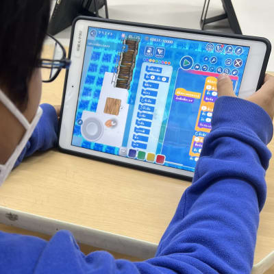 どうしたらロボットが動くか何回もプログラムを組み立て、自主的に教材を進めていきます。そしてステージを自力でクリアさせていくことで、達成感と自信へ繋がります！