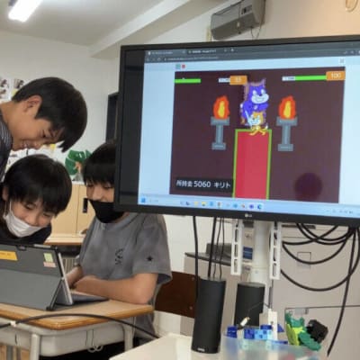 チームで制作したオリジナルゲームをプレゼンする様子