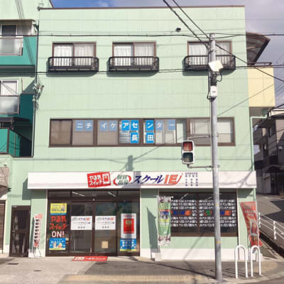 スクールIEの看板が目印です。プログラミングだけでなく個別指導も行っております。