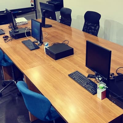 1人の机幅は120cmで6人の少人数制です。