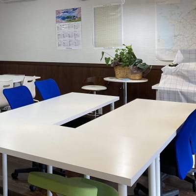 隣のスペースでゆっくり待っていただけます