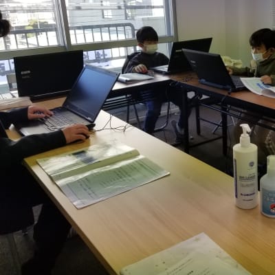 課題に取り組む授業風景