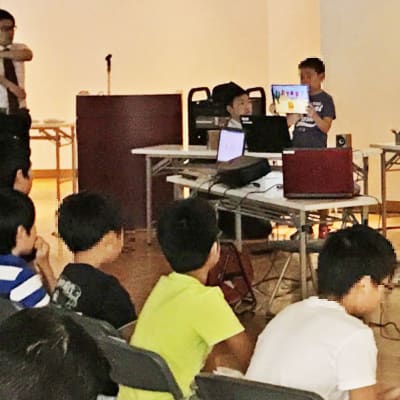 日ごろの学習成果を発表する、大会を実施しています。全国約100教室の生徒たちが、地域の枠を超えてプログラミングのスキルを高め合います。