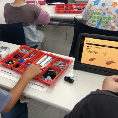 レゴロボットを組み立てている様子です。ロボットを自分で作り、作ったロボをプログラムして実際に動かします。この楽しみはロボットプログラミングならではの楽しみです。