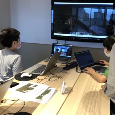 授業風景（モニターに映して見てみよう）