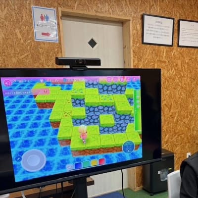 発表会で自分の作品をプレゼンしています。