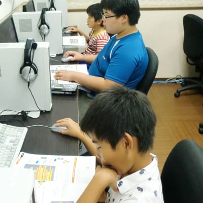 ともに学ぶお友達と、作品を見せ合うことも。お互いの良さや違いを分かりあい、刺激を受けて成長していきます。