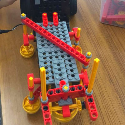 ロボット教室の様子でロボットの動きを確認しています。