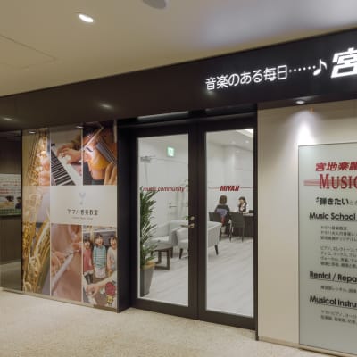 成城石井さんのお隣に教室がございます。ぜひお気軽に中へお入りください。