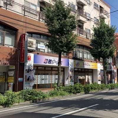 青葉台駅西口を出て、徒歩5分程で左手にスクールが見えてきます！