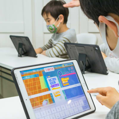 楽しみながらもみんな真剣です(^^)iPadにてレッスンを行います！