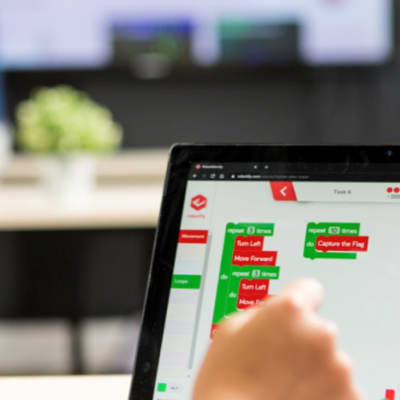 ブロックプログラミングクラスでは、バーチャルロボット教材「ロボティファイ」を使って学びます。
