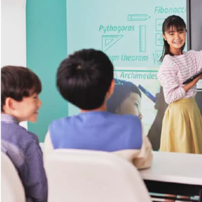 レッスンは基本的に週４回。４週目にはプレゼンテーション（発表会）を実施するので、お子様にとって将来大きな武器に！