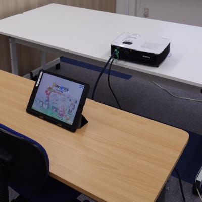 レッスンはこのような部屋で実施します 作成した作品はプロジェクターを使用して発表します