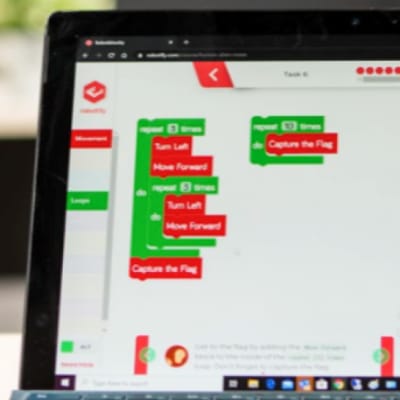 ブロックプログラミングクラスでは、バーチャルロボット教材「ロボティファイ」を使って学びます。
