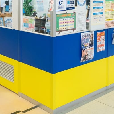メラード大和田店2F 100円ショップ奥に教室はあります。