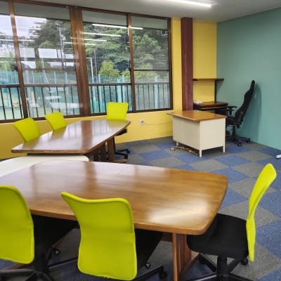 活気あふれる黄色と集中力をアップさせるグリーンを基調とした壁の明るい教室です。