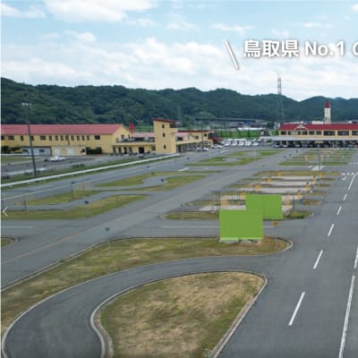 校舎2階に教室があります。教室からは鳥取県No.1の広い教習コースが見えます。