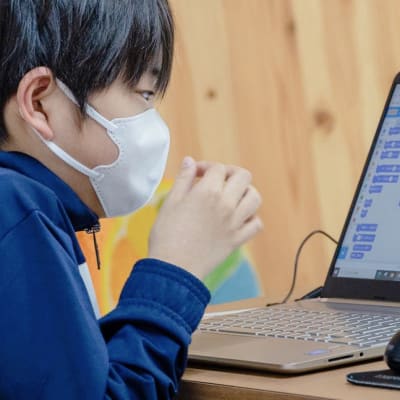 オリジナルの動画教材＆テキストで、手と頭を動かしながら楽しくプログラミング！